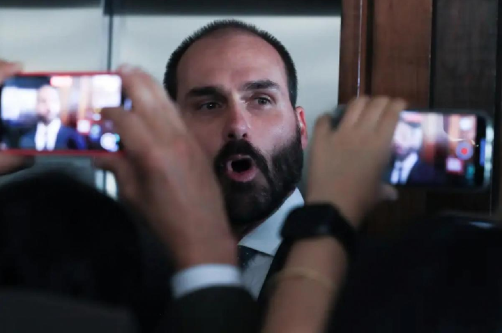 Eduardo Bolsonaro volta a descredibilizar sistema eleitoral