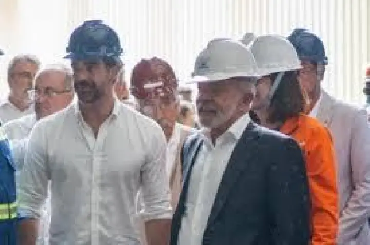 Eduardo Leite recebe vaias ao lado de Lula e protesta