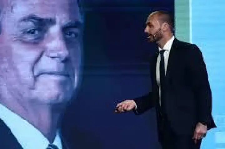 Eduardo xinga Jair Bolsonaro em mensagens