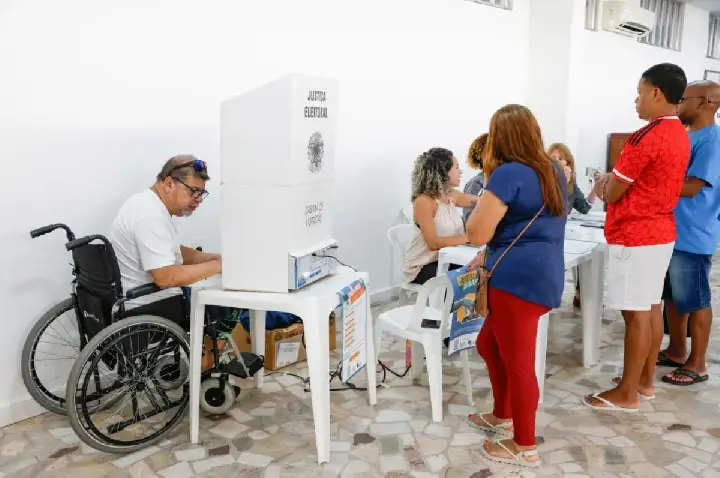 Eleitor com dificuldade de locomoção pode pedir transporte