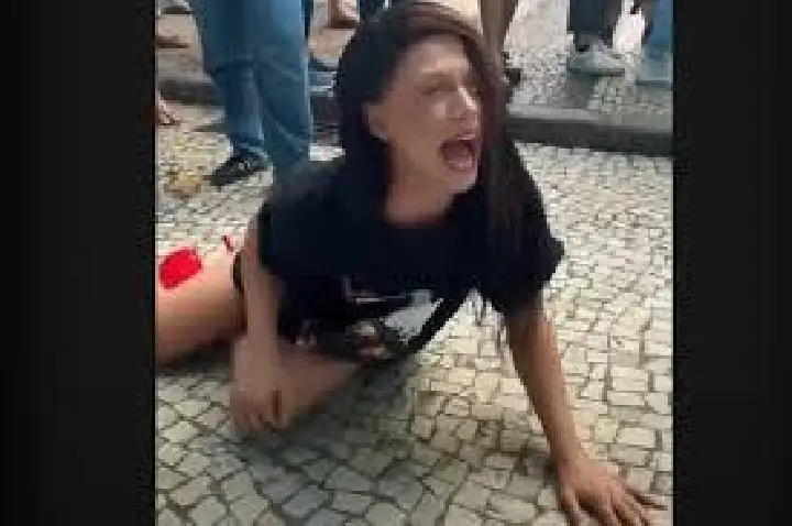 Em Copa, fãs jogam fraldas na areia e passam fome por Lady Gaga