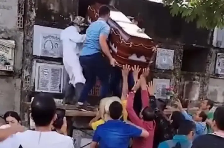 Em funeral, estrutura cede e caixão cai sobre coveiros