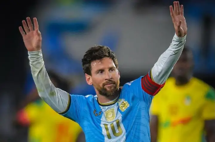 Em lágrimas, Messi e argentinos se despedem da camisa 10