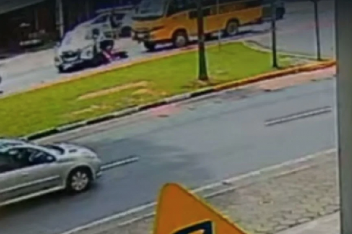 Empresário de 70 anos avança com carro sobre entregadora