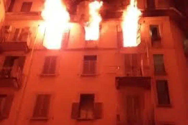 Enfermeira brasileira morre após pular de apartamento em chamas
