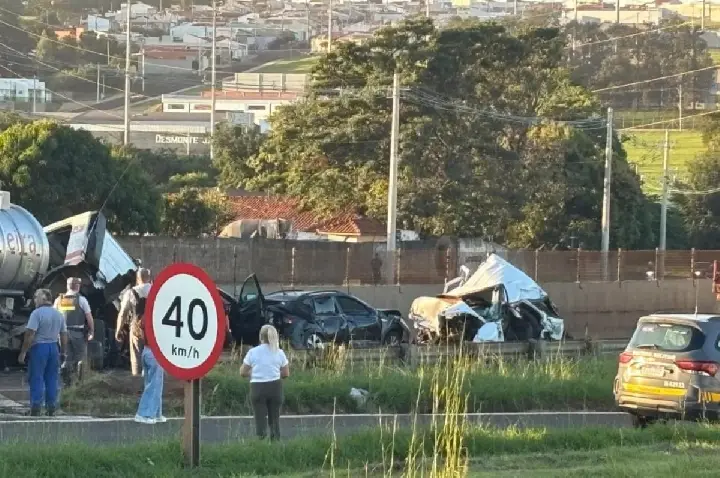 Engavetamento com 10 veículos deixa feridos em Jaú; VÍDEO