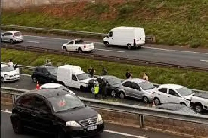 Engavetamento com 7 veículos trava trânsito na Rondon