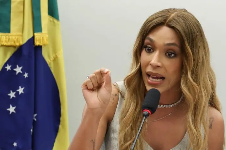Erika Hilton diz que PSOL cometeu erro e admite sair do partido