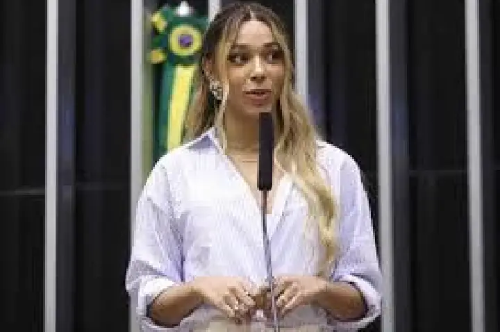 Erika Hilton pede ao STF bloqueio das contas de Eduardo Bolsonaro