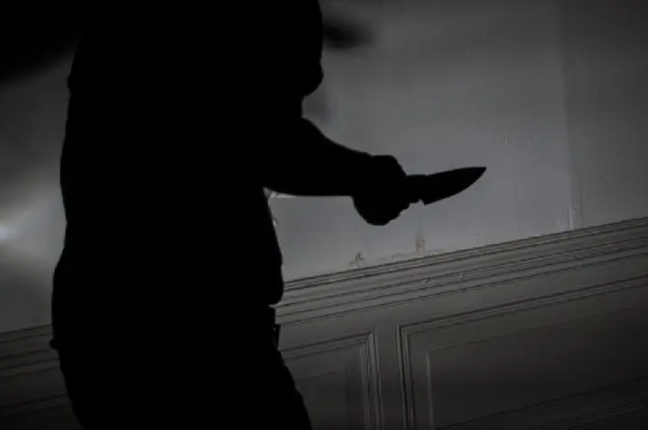 Esfaqueou mulher após vê-la tomar banho com morador de rua