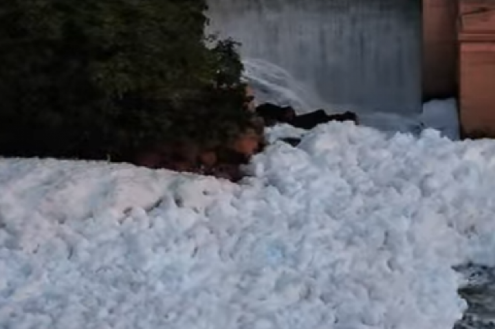 Espuma tóxica cobre Rio Tietê e acende alerta; VÍDEO