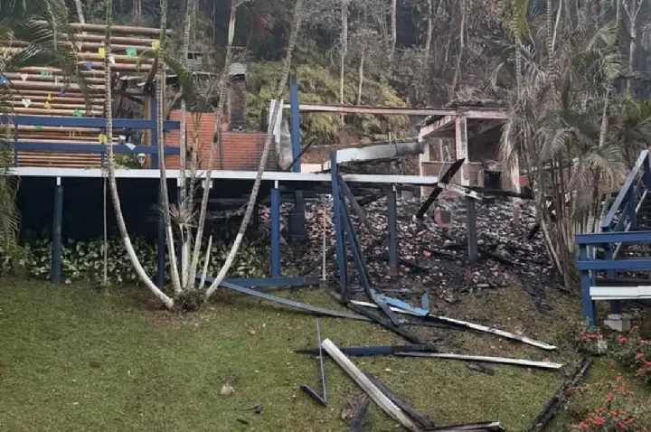 Ex-Corinthians tem casa destruída: 'Sobrou nada, muito triste'