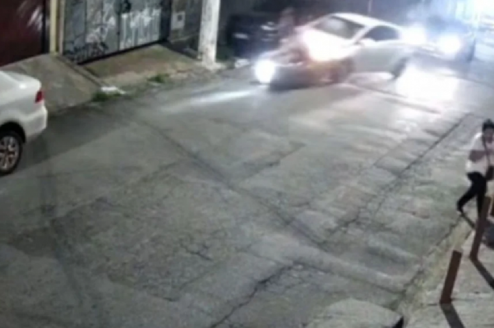 Ex-namorado atropela e arrasta mulher pelo asfalto; VÍDEO