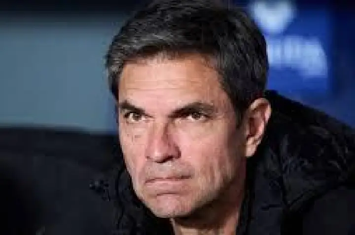 Ex-técnico da Premier League aparece no radar do Santos