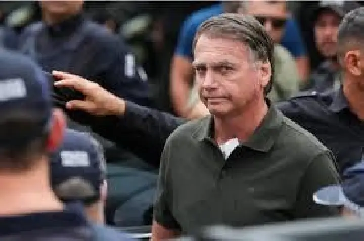 Exame confirma hérnias em Bolsonaro e defesa pede cirurgia