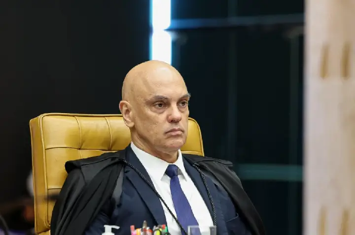 Fachin lê defesa de Moraes, que chama diálogos de fantasiosos