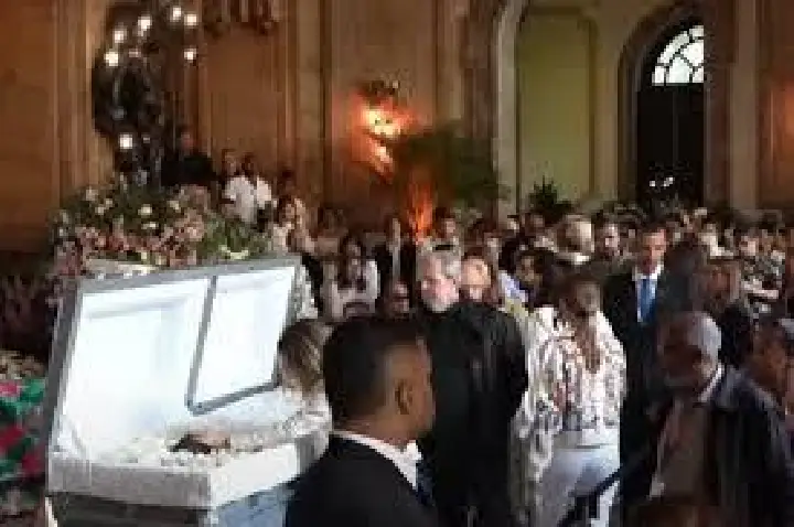 Famosos comparecem ao velório de Preta Gil
