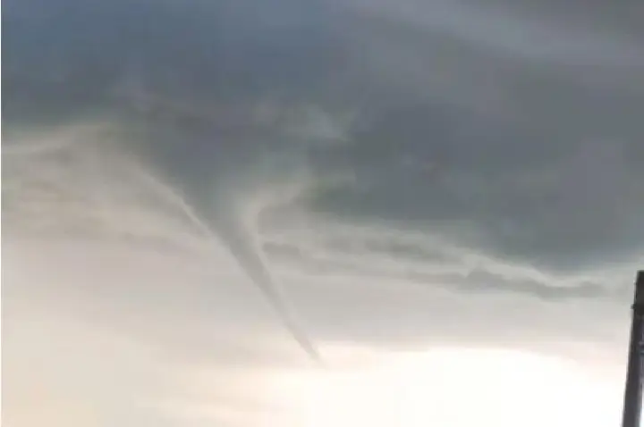 Fenômeno raro, nuvem funil surge em Barra Bonita e assusta; VÍDEO