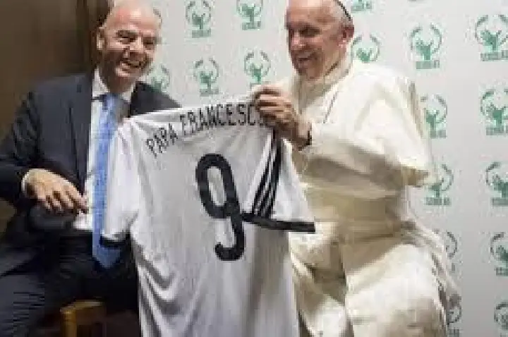 Fifa fará jogo beneficente com lendas a pedido do papa Francisco
