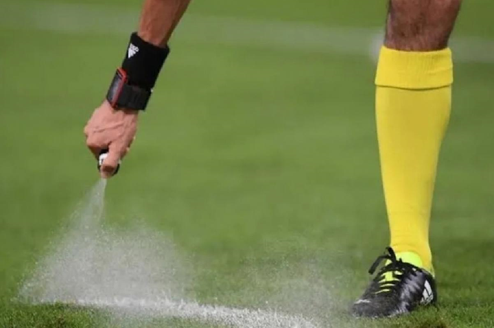 Fifa tira spray dos árbitros na Copa após batalha com brasileiro