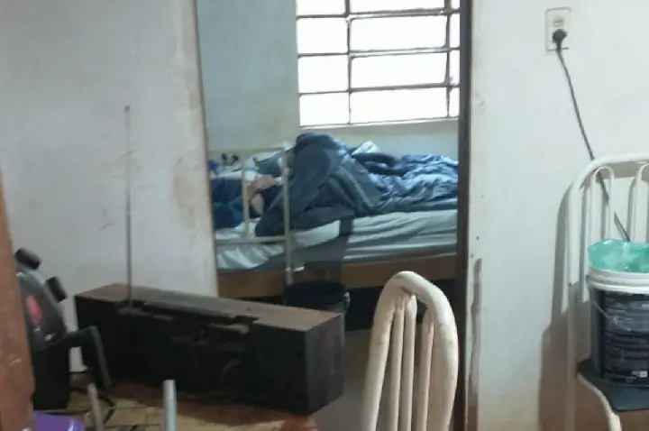 Filha é presa suspeita de deixar o pai acamado sozinho em sítio