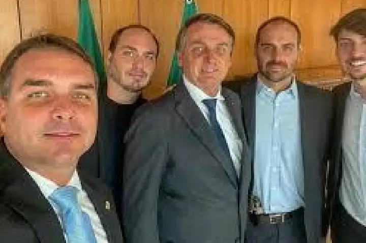Filhos de Bolsonaro intensificam críticas a aliados