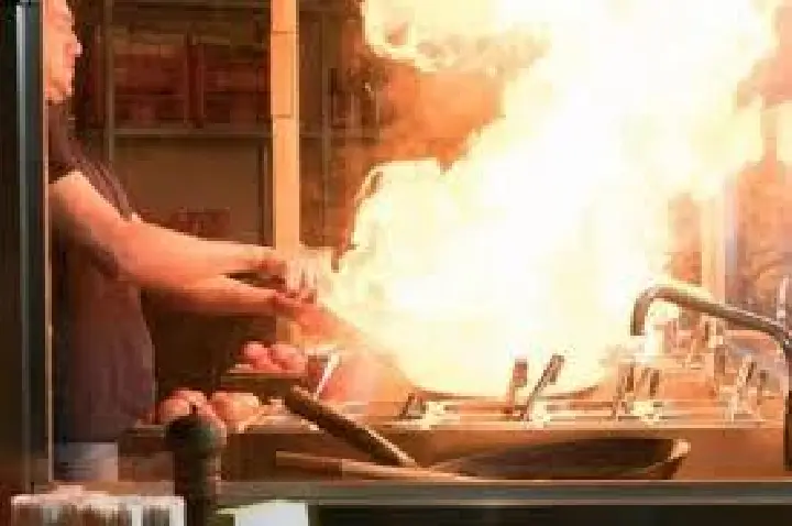 Fim de ano eleva riscos de acidentes oculares na cozinha