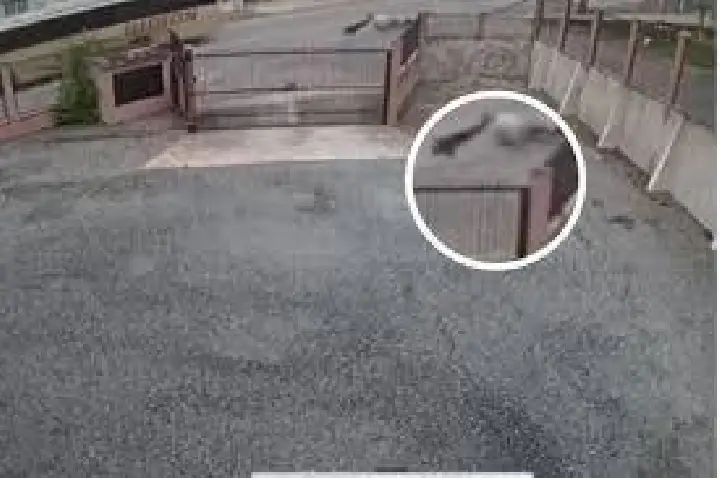 Fios soltos arrastam motociclista pelo pescoço; VÍDEO