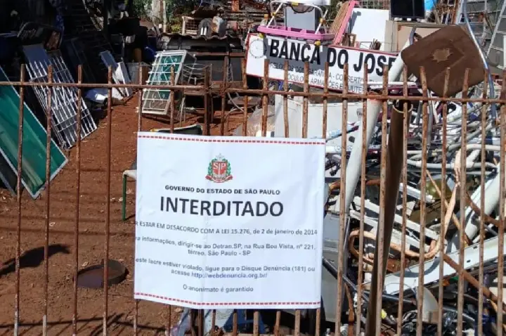 Fiscalização lacra estabelecimentos de desmontagem de veículos