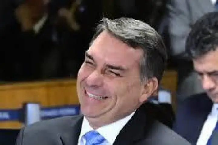 Flávio admite pedido de dinheiro a Vorcaro, mas nega crime
