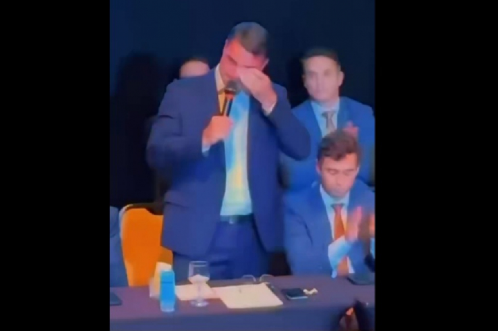 Flávio Bolsonaro chora, acena a Nikolas e propõe fim da reeleição