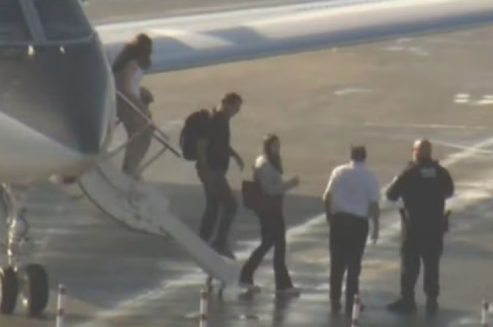 Flávio Bolsonaro desembarca em Miami com a família