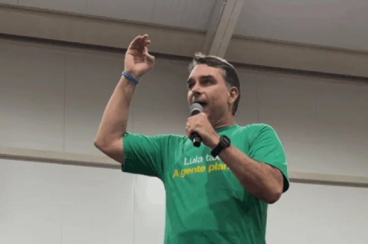 Flávio Bolsonaro diz que Lula trata produtores como bandidos