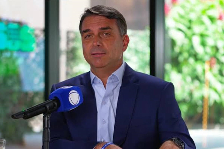 Flávio Bolsonaro evita dizer como votará sobre 6x1