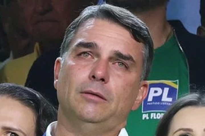 Flávio Bolsonaro terceiriza prestação de contas de 'Dark Horse'