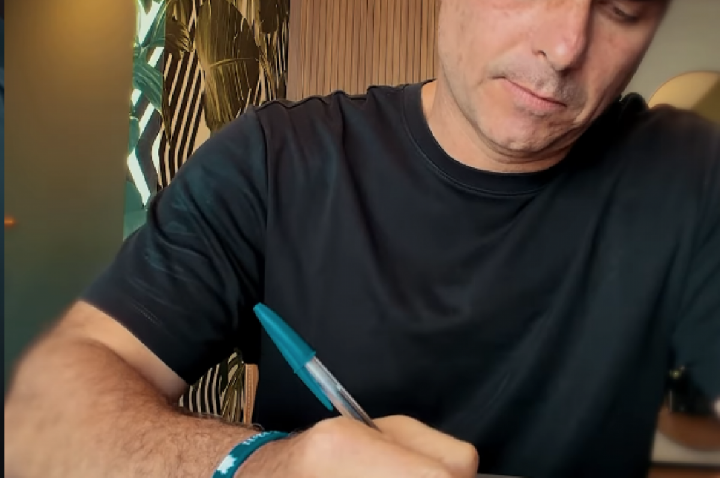 Flávio chora e diz que proibir visita no Dia dos Pais é desumano