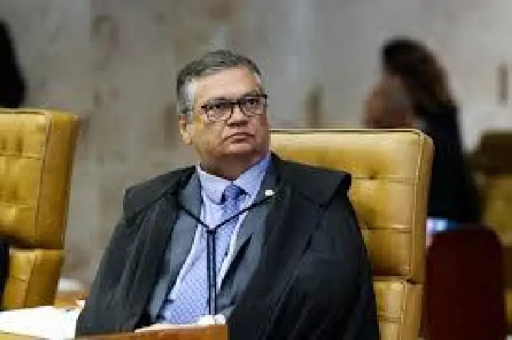 Flávio Dino veta emendas a entidades ligadas a parentes