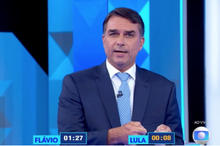 Flávio diz em debate que Lula 'dá com uma mão e tira com 9 dedos'