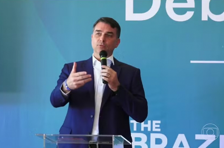 Flávio diz que aceitará urnas e que TSE é diferente de 2022