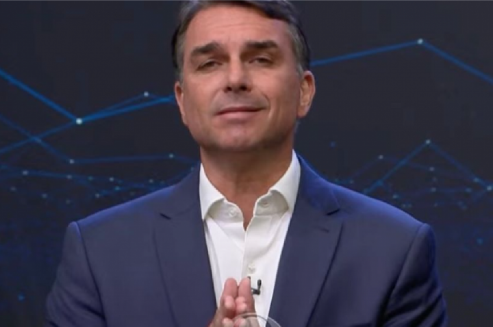 Flávio fala sobre pandemia no governo Bolsonaro