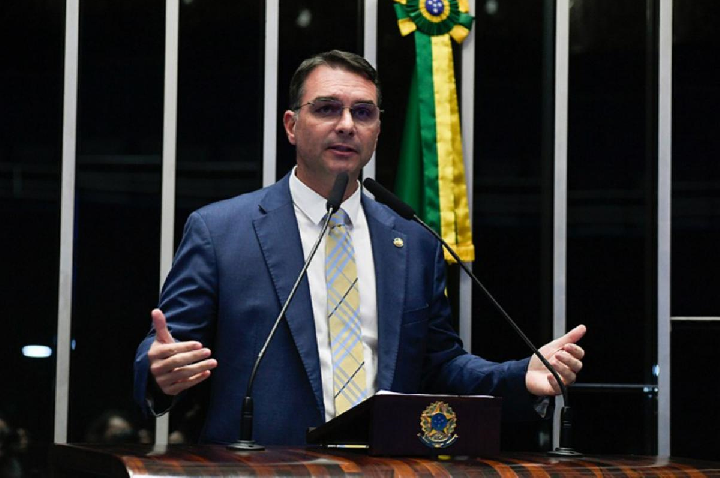 Flávio pede que STF declare Moraes suspeito para julgar repasse