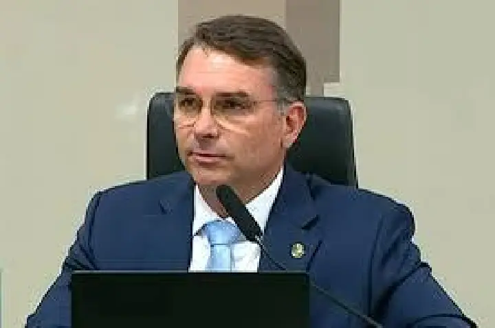 Flávio tenta barrar pesquisa que mostra queda de intenção de voto