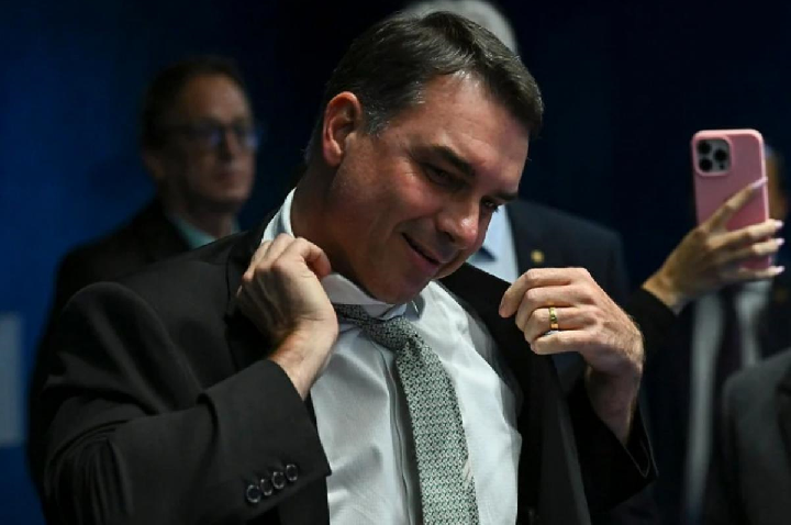 Flávio usou imóvel de investigado por fraude no INSS, diz revista