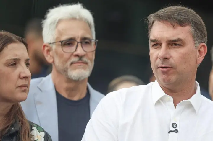Flávio visita Jair Bolsonaro pela primeira vez desde julho