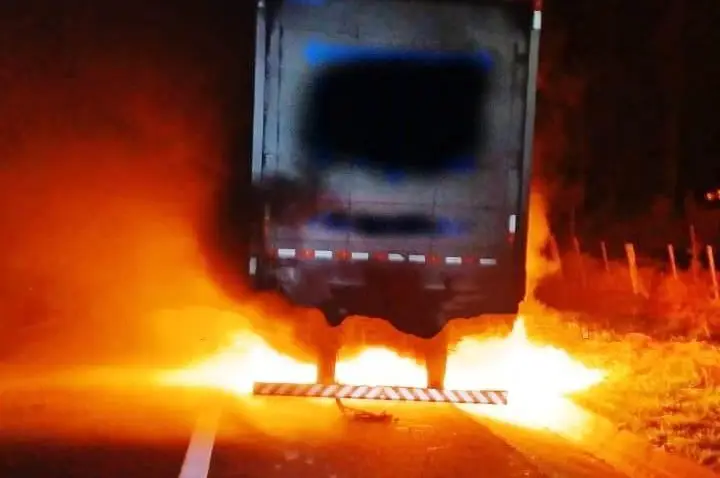 Fogo destrói carreta após estouro de pneu em Marília