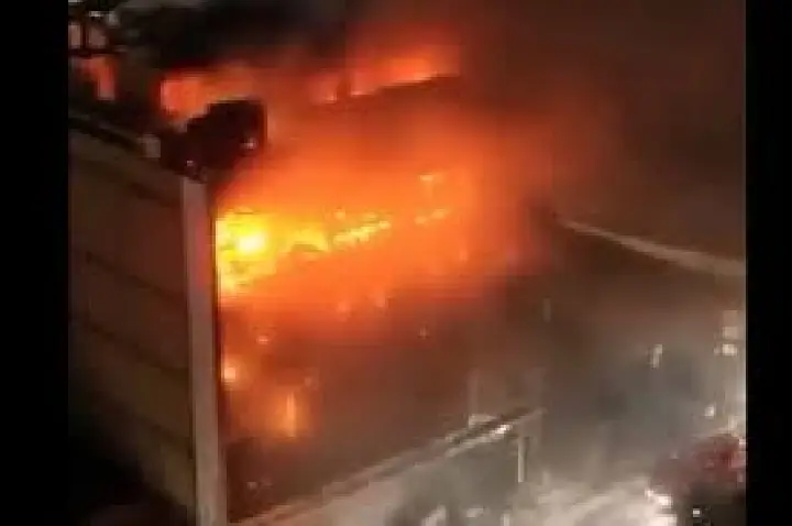 Fogo em shopping center mata 60 pessoas no Iraque; VÍDEO