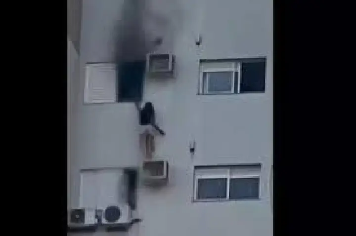 Fogo ultrapassou 800°C onde mulher se pendurou no ar-condicionado
