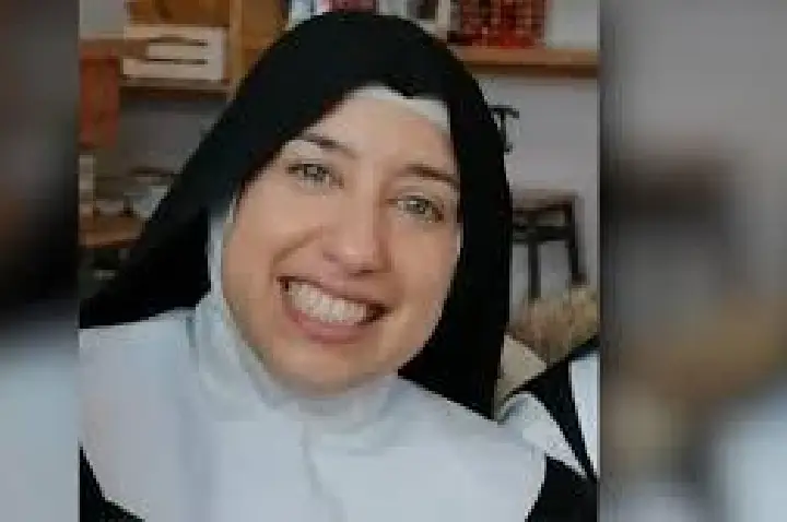 Freira é afastada após críticas por ser jovem e bonita; Entenda