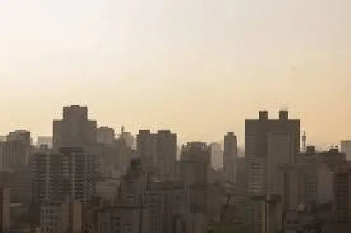 Frente fria se afasta e quinta deve ter sol entre nuvens