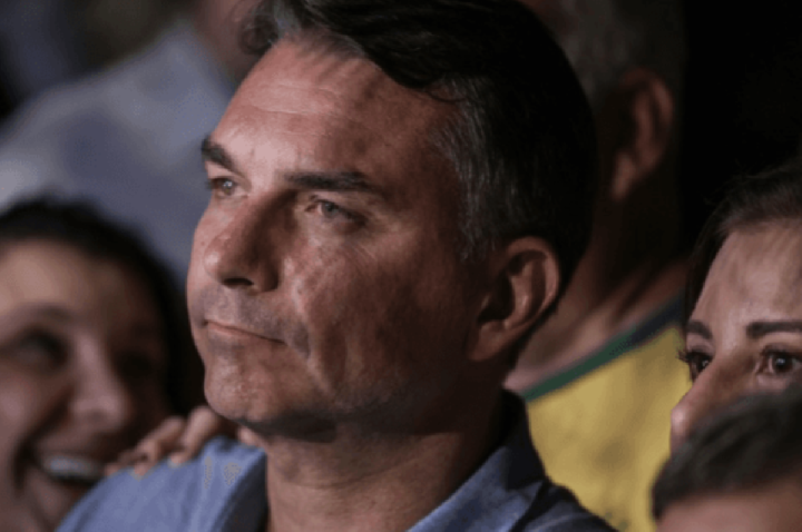 Fuga de Flávio engrossa lista de bolsonaristas que saíram do país